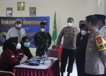 Kapolres Jember AKBP Hery Purnomo meninjau pelaksanaan vaksinasi booster di kantor DPD LDII Jember, 28 Maret 2022. Dok: Kontributor KIM Jember.