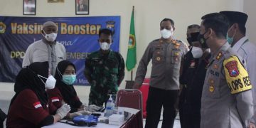 Kapolres Jember AKBP Hery Purnomo meninjau pelaksanaan vaksinasi booster di kantor DPD LDII Jember, 28 Maret 2022. Dok: Kontributor KIM Jember.