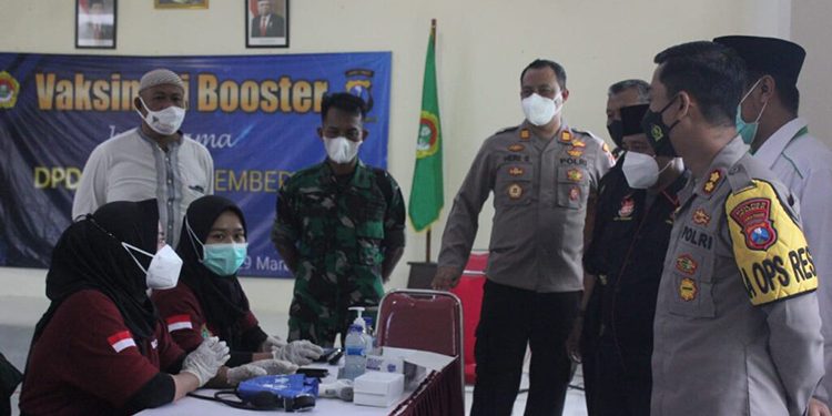 Kapolres Jember AKBP Hery Purnomo meninjau pelaksanaan vaksinasi booster di kantor DPD LDII Jember, 28 Maret 2022. Dok: Kontributor KIM Jember.