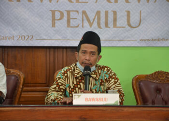 Ketua Bawaslu Kota Kediri, Mansur, menyosialisasikan tentang penyelenggaraan pemilihan umum, di Ponpes Wali Barokah Kediri, 14 Maret 2022. Dok: Ponpes Wali Barokah.