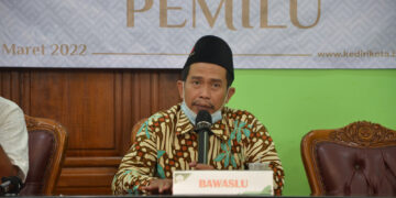 Ketua Bawaslu Kota Kediri, Mansur, menyosialisasikan tentang penyelenggaraan pemilihan umum, di Ponpes Wali Barokah Kediri, 14 Maret 2022. Dok: Ponpes Wali Barokah.
