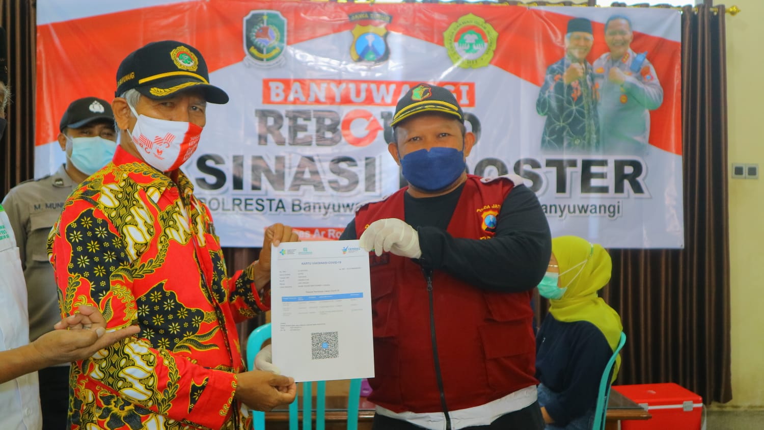 Ketua DPD LDII Banyuwangi Astro Junaidi (kiri) usai menerima vaksin booster. Dok: Lines Banyuwangi.