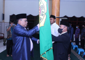 Ketua DPW LDII Jawa Timur KH Moch Amrodji Konawi (kiri) mengukuhkan pengurus DPD LDII Kota Probolinggo masa bakti 2021-2026, 16 Februari 2022. Dok: Lines Jatim.