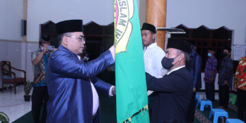 Ketua DPW LDII Jawa Timur KH Moch Amrodji Konawi (kiri) mengukuhkan pengurus DPD LDII Kota Probolinggo masa bakti 2021-2026, 16 Februari 2022. Dok: Lines Jatim.