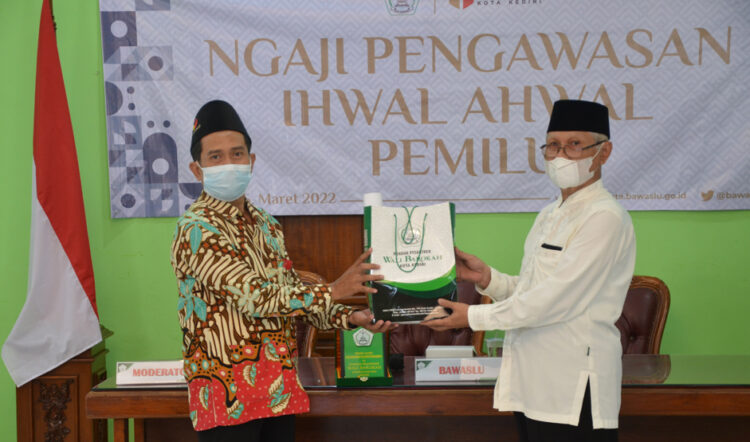 Pengasuh Ponpes Wali Barokah KH Sunarto (kanan) berkesempatan memberikan cinderamata pada ketua Bawaslu Kota Kediri. Dok: Ponpes Wali Barokah.