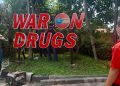 Seorang pegawai BNN Kota Surabaya mengawasi pekerjaan huruf timbul War on Drugs di Kawasan Taman Pelangi, Surabaya, 24 Maret 2022. Dok: Lines Jatim.