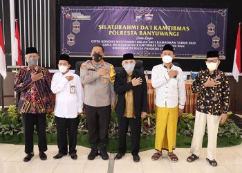 Kapolres Banyuwangi Kombespol Nasrun Pasaribu, bersama Tokoh Agama/Masyarakat sepakat jaga kondusivitas Kabupaten Banyuwangi saat bulan Ramadhan, 29 Maret 2022. Dok: Kontributor KIM Banyuwangi.