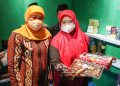 Gubernur Khofifah Indar Parawansa (kiri) mengunjungi stand Peserta dari Ponpes Wali Barokah di acara Silaturahim dan Temu Bisnis OPOP Jatim di Hotel Grand Dafam, Surabaya, 23 Maret 2022.
