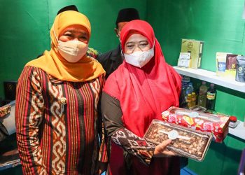 Gubernur Khofifah Indar Parawansa (kiri) mengunjungi stand Peserta dari Ponpes Wali Barokah di acara Silaturahim dan Temu Bisnis OPOP Jatim di Hotel Grand Dafam, Surabaya, 23 Maret 2022.