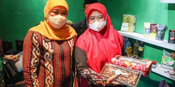 Gubernur Khofifah Indar Parawansa (kiri) mengunjungi stand Peserta dari Ponpes Wali Barokah di acara Silaturahim dan Temu Bisnis OPOP Jatim di Hotel Grand Dafam, Surabaya, 23 Maret 2022.