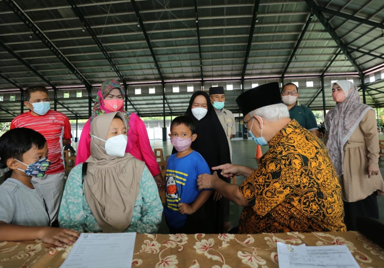 Ketua Umum DPP LDII, KH Chriswanto Santoso mengunjungi sentra vaksin booster di Padepokan Persinas ASAD, Pondok Pesantren Minhaajurrosyidiin, Jakarta Timur, 9 Maret 2022. Dok: Lines.