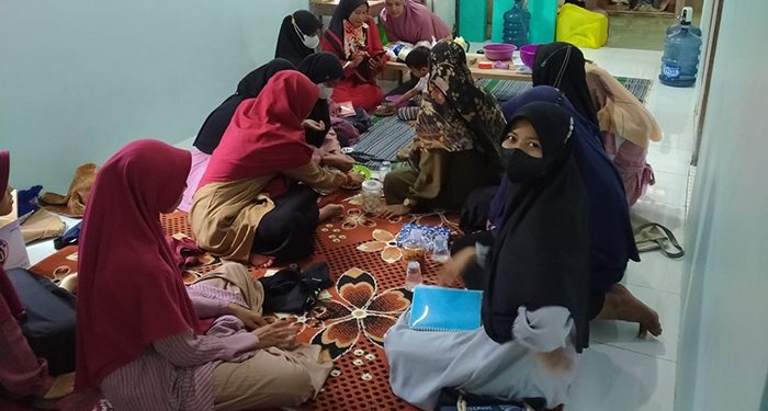Peserta cooking class membuat kue kering lebaran. Dok: Lines Lamongan.