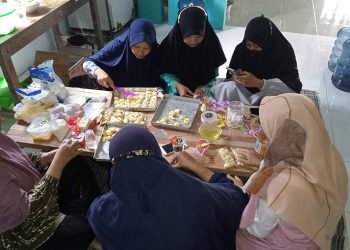 Sejumlah wanita LDII Karanggeneng, Lamongan, tengah sibuk mengikuti materi Cooking Class membuat kue kering lebaran, 20 Maret 2022. Dok: Lines Lamongan.