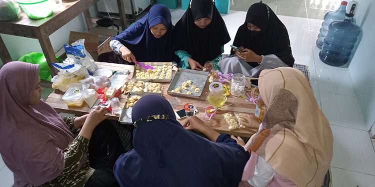 Sejumlah wanita LDII Karanggeneng, Lamongan, tengah sibuk mengikuti materi Cooking Class membuat kue kering lebaran, 20 Maret 2022. Dok: Lines Lamongan.