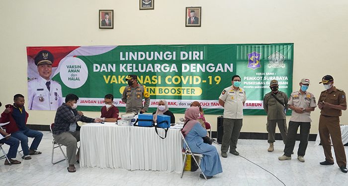 Camat Gayungan turut pantau pelaksanaan vaksinasi booster. Dok: Lines Jatim.