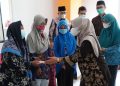 Camat Gunung Anyar salurkan santunan kepada warga di bulan Ramadan, 14 April 2022. Dok: LINES.
