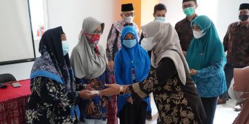 Camat Gunung Anyar salurkan santunan kepada warga di bulan Ramadan, 14 April 2022. Dok: LINES.