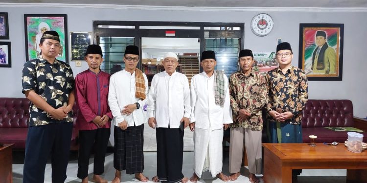 Jajaran DPD LDII Bojonegoro silaturahim ke Ketua Umum MUI Bojonogoro di Ponpes Al-Rosyid. Dok: Kontributor KIM Bojonegoro.