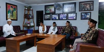 Ketua DPD LDII Bojonegoro beserta pengurus harian silaturahim ke Ketua MUI Bojonegoro di Kediamannya, Ponpes Al-Rosyid, 29 April 2022. Dok Kontributor KIM Bojonegoro.