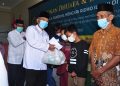 Ketua DPD LDII Gresik KH Abdul Muis memberikan santunan pada anak yatim dan dhuafa' di bulan ramadan, 13 April 2022. Dok: Kontributor KIM Gresik.