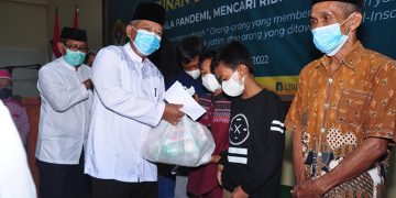 Ketua DPD LDII Gresik KH Abdul Muis memberikan santunan pada anak yatim dan dhuafa' di bulan ramadan, 13 April 2022. Dok: Kontributor KIM Gresik.