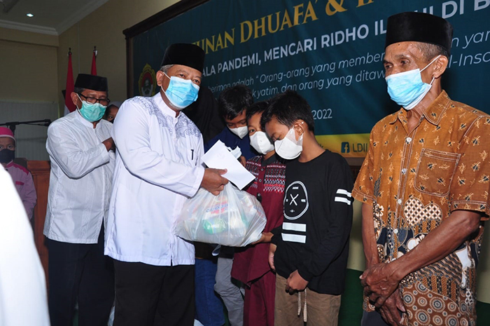 Ketua DPD LDII Gresik KH Abdul Muis memberikan santunan pada anak yatim dan dhuafa' di bulan ramadan, 13 April 2022. Dok: Kontributor KIM Gresik.