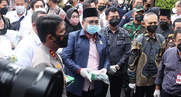 Ketua DPW LDII Jawa Timur KH Moch Amrodji Konawi (tengah) turut memusnahkan barang bukti narkoba dan miras. Dok: Lines Jatim.