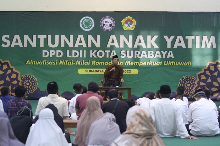 Ketua FKUB Surabaya KH M Yazid mengisi tausiah agama di acara santunan anak yatim di Ponpes Sabilurrosyidin Annur. Dok: Kontributor KIM Surabaya.