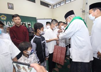 Ketua Umum MUI Surabaya KH Muchid Murtadho memberi santunan pada anak yatim di Ponpes Sabilurrosyidin Annur, 17 April 2022. Dok: Kontributor KIM Surabaya.