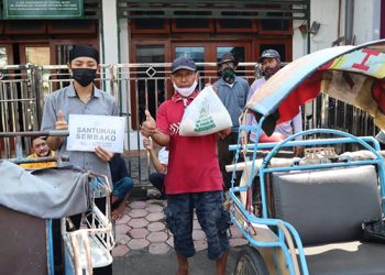 Santri Ponpes Wali Barokah Kediri memberikan santunan Ramadan kepada warga yang membutuhkan, 24 April 2022. Dok: Tim Publikasi Ponpes Wali Barokah Kediri.