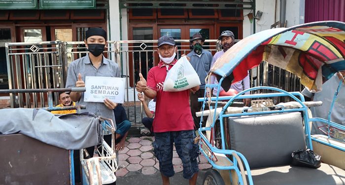 Santri Ponpes Wali Barokah Kediri memberikan santunan Ramadan kepada warga yang membutuhkan, 24 April 2022. Dok: Tim Publikasi Ponpes Wali Barokah Kediri.