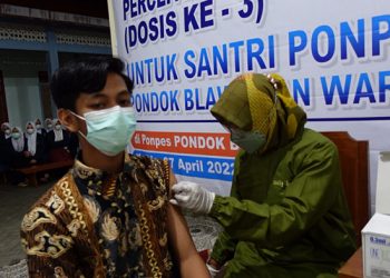 Santri Ponpes Pondok Blawe menerima suntikan Vaksin Booster, 7 April 2022. Dok: Kontributor KIM Kabupaten Kediri.