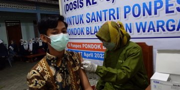 Santri Ponpes Pondok Blawe menerima suntikan Vaksin Booster, 7 April 2022. Dok: Kontributor KIM Kabupaten Kediri.