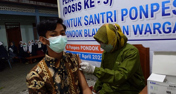Santri Ponpes Pondok Blawe menerima suntikan Vaksin Booster, 7 April 2022. Dok: Kontributor KIM Kabupaten Kediri.