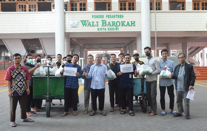 Santri Ponpes Wali BArokah Kediri siap tebar santunan Ramadan pada warga sekitar. Dok: Tim Publikasi Ponpes Wali Barokah Kediri.