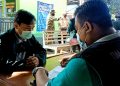 Seorang santri Ponpes Dahlan Ikhsan sedang pengecekan oleh tim screening sebelum menerima suntikan vaksin booster, 5 April 2022. Dok: Humas Ponpes Dahlan Ikhsan Blitar.