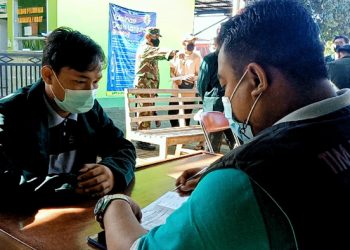 Seorang santri Ponpes Dahlan Ikhsan sedang pengecekan oleh tim screening sebelum menerima suntikan vaksin booster, 5 April 2022. Dok: Humas Ponpes Dahlan Ikhsan Blitar.