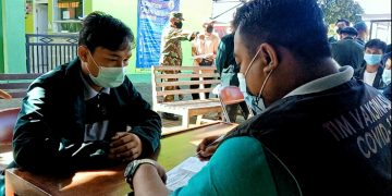 Seorang santri Ponpes Dahlan Ikhsan sedang pengecekan oleh tim screening sebelum menerima suntikan vaksin booster, 5 April 2022. Dok: Humas Ponpes Dahlan Ikhsan Blitar.