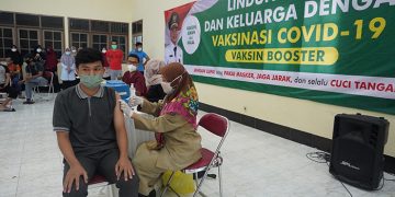 Warga Kecamatan Gayungan menerima suntikan vaksin booster di Aula Ponpes Sabilurrosyidin Annur, 5 April 2022. Dok: Lines Jatim.