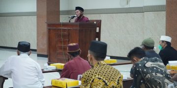 Ketua MUI Kecamatan Semampir KH Munadji Ahmad Syafi'i bersilaturahim sekaligus mengisi tausiah di Masjid At-Taqwa, Surabaya, 22 April 2022. Dok: Tim Lines.