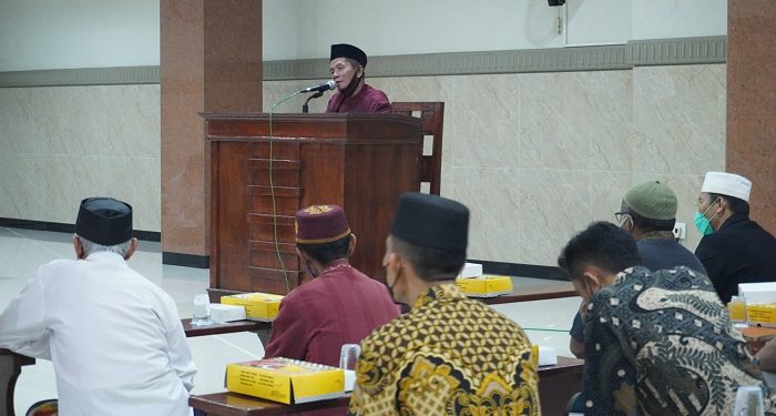 Ketua MUI Kecamatan Semampir KH Munadji Ahmad Syafi'i bersilaturahim sekaligus mengisi tausiah di Masjid At-Taqwa, Surabaya, 22 April 2022. Dok: Tim Lines.