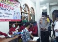 Habib Ubaidillah bersama AKBP Boy Jeckson Situmorang meninjau pelaksanaan vaksin booster kepada 1.000-an santri dan warga di Ponpes Al Ubaidah, Kertosono, Nganjuk Jawa Timur. Foto: Tim Ponpes Al Ubaidah.