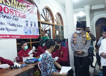 Habib Ubaidillah bersama AKBP Boy Jeckson Situmorang meninjau pelaksanaan vaksin booster kepada 1.000-an santri dan warga di Ponpes Al Ubaidah, Kertosono, Nganjuk Jawa Timur. Foto: Tim Ponpes Al Ubaidah.