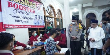 Habib Ubaidillah bersama AKBP Boy Jeckson Situmorang meninjau pelaksanaan vaksin booster kepada 1.000-an santri dan warga di Ponpes Al Ubaidah, Kertosono, Nganjuk Jawa Timur. Foto: Tim Ponpes Al Ubaidah.