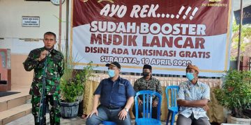 Danramil 0831/01 Simokerto Kapten Inf Ibnu Soewardhono beri sambutan saat tinjau vaksinasi booster, 10 April 2022. Dok: Lines Jatim.