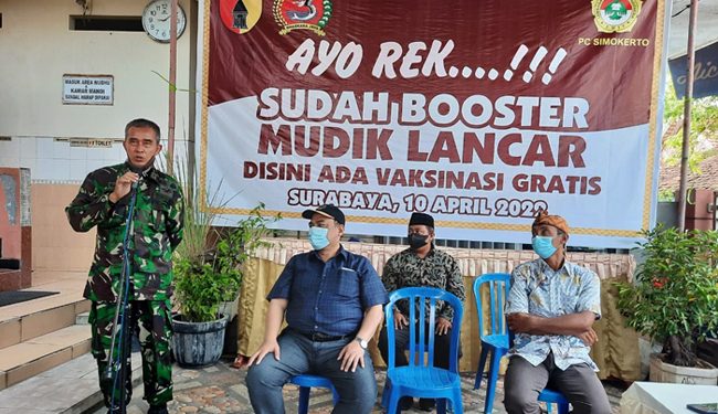 Danramil 0831/01 Simokerto Kapten Inf Ibnu Soewardhono beri sambutan saat tinjau vaksinasi booster, 10 April 2022. Dok: Lines Jatim.