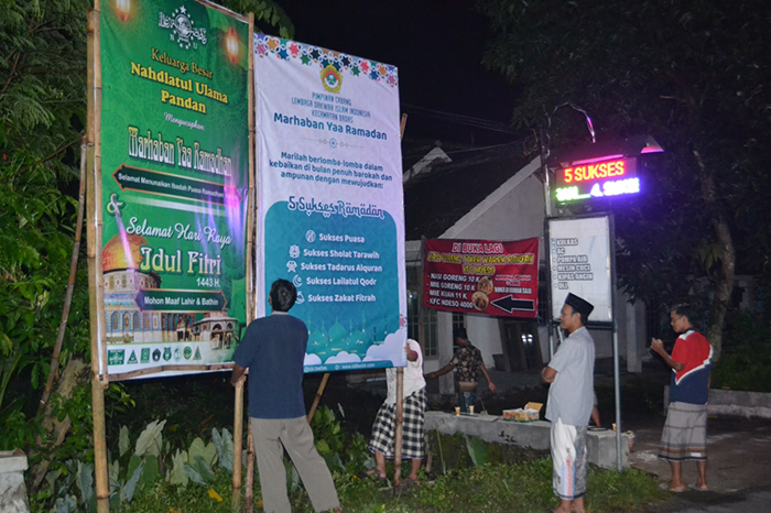 Warga Nahdlatul Ulama (NU) dan LDII Kecamatan Badas, Kabupaten Kediri, bergotong royong memasang banner Ramadan. Dok: Kontributor KIM Kabupaten Kediri.