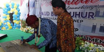 Bupati Sumenep Achmad Fauzi (kiri) tandatangani prasasti peresmian Masjid Al-Hadi dan Masjid Nurul Huda, Paberasan, di sela-sela peresmian PAUD Budi Luhur, 17 Mei 2022. Dok: Kontributor KIM Sumenep.