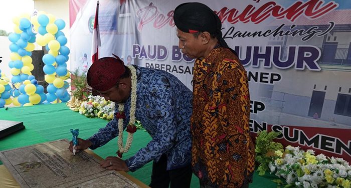Bupati Sumenep Achmad Fauzi (kiri) tandatangani prasasti peresmian Masjid Al-Hadi dan Masjid Nurul Huda, Paberasan, di sela-sela peresmian PAUD Budi Luhur, 17 Mei 2022. Dok: Kontributor KIM Sumenep.