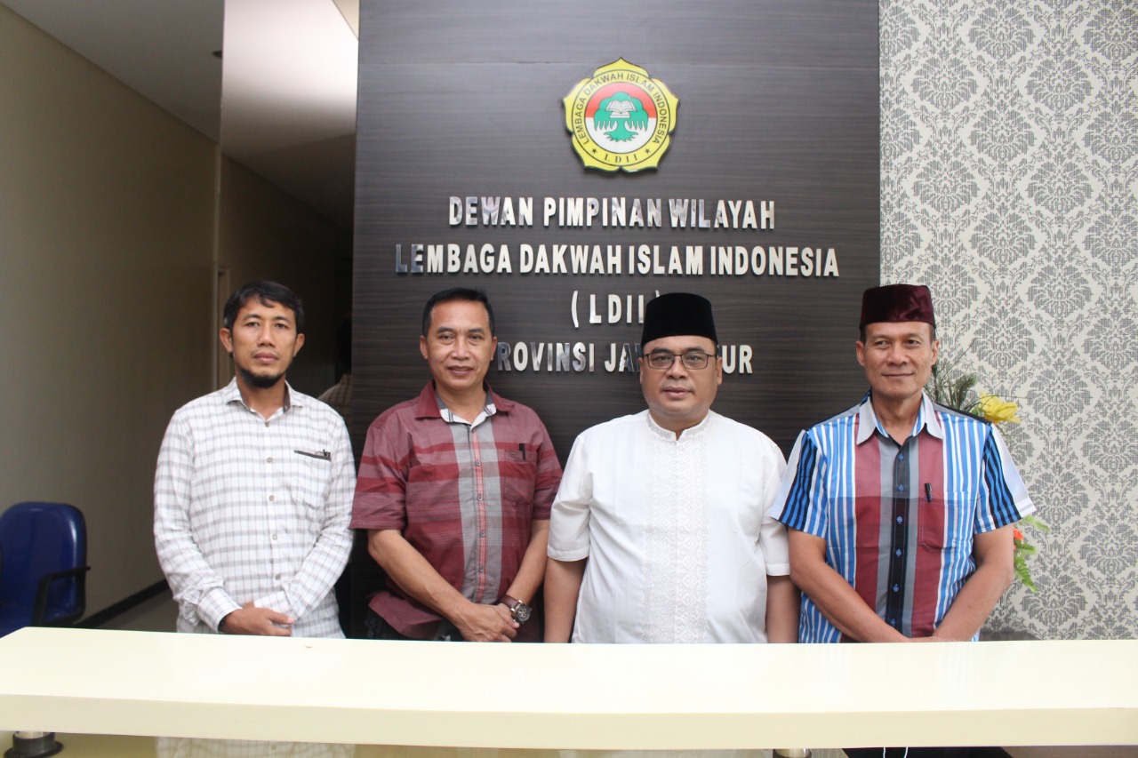 Jajaran Dit Intelkam Polda Jawa Timur berkesempatan foto bersama dengan Ketua DPW LDII Jawa Timur KH Moch Amrodji Konawi. Dok: Lines Jatim.